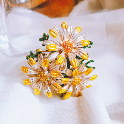 Small daisy brooch